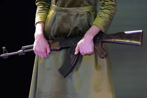 Гражданка Германии арестована за продажу свадебного подарка — автомата АК-47 Гражданка Германии арестована за продажу свадебного подарка — автомата АК-47