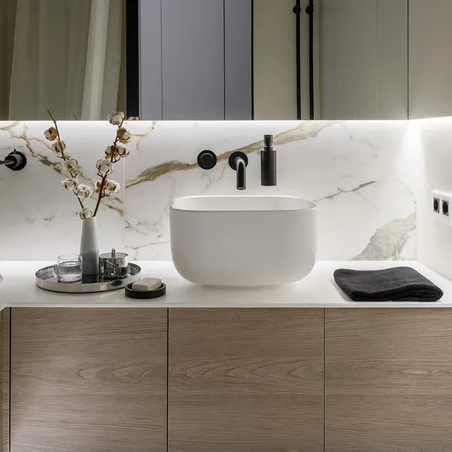 Тёплая стена и цоколь с углублением: хитрости для ванной комнаты от дизайнера