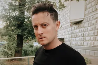 «Все серьезно – снимаем клип»: звезда сериала «Универ» привел детей на съемки нового проекта