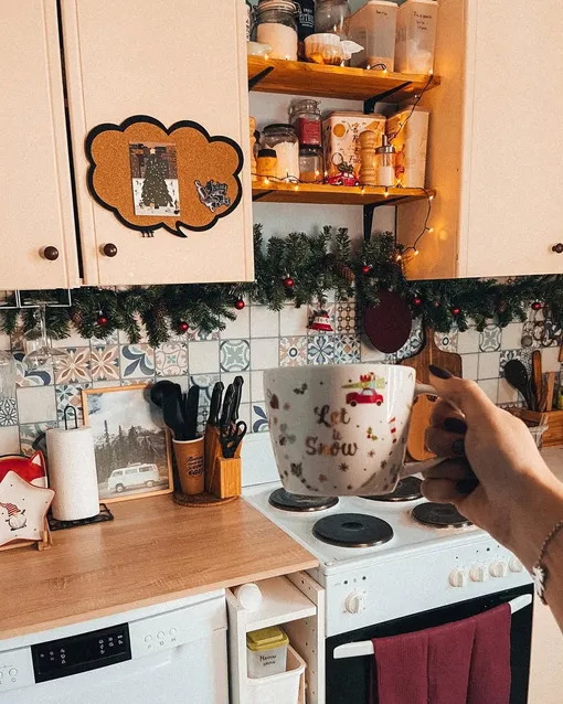 Гирлянда из искусственной хвои отлично подойдет для украшения дома и кухни к Новому 2026 году Гирлянда из искусственной хвои отлично подойдет для украшения дома и кухни к Новому 2026 году