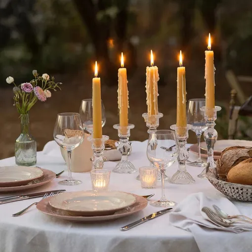 Эксперты советуют сервировать стол свечами без запаха или из пчелиного воска