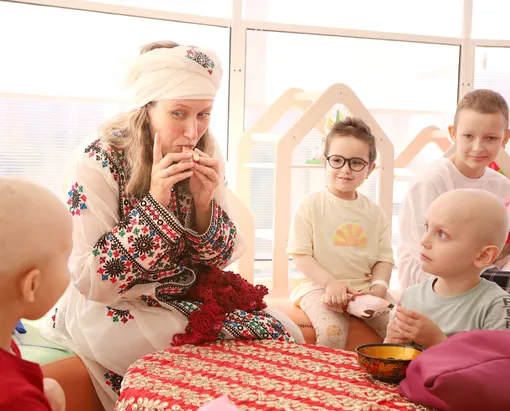 Малена Шарма за работой в кругу детей Малена Шарма за работой в кругу детей