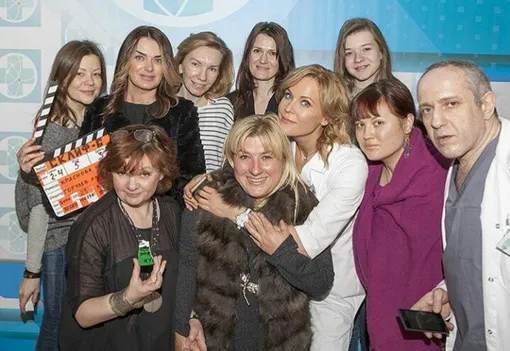 Владимир Довжик (справа) в съемочной группе шестого сезона сериала «Склифосовский»