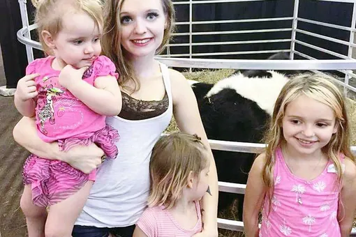 Незнакомец спас маму и ее детей и попросил за это необычную плату Незнакомец спас маму и ее детей и попросил за это необычную плату