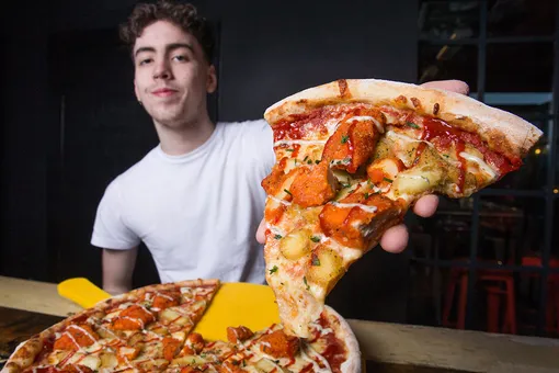 Пиццерия устроила необычный конкурс для беременных. Нужно было родить первой