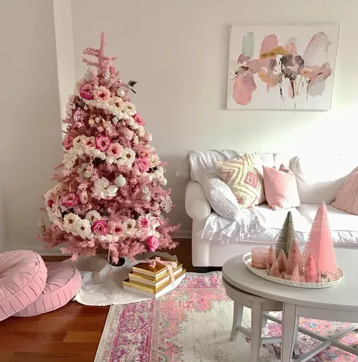 Огненная Лошадь любит яркие цвета. Если выбрать елку красного или розового цвета, то это поможет привлечь удачу и деньги в 2026 году.