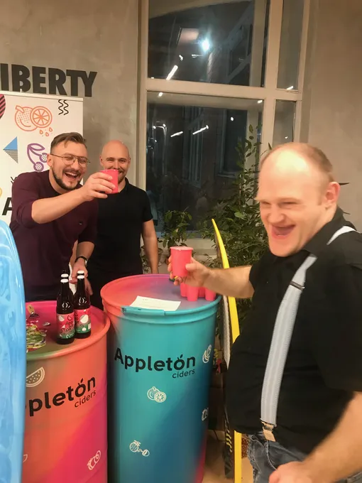 Подопечный фонда Александр и сотрудники Appleton Ciders Подопечный фонда Александр и сотрудники Appleton Ciders