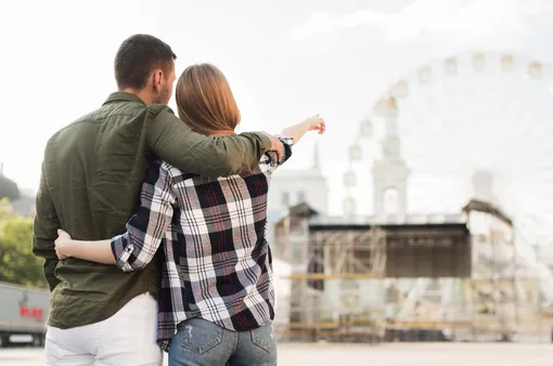 Влюбленная пара на фоне городского пейзажа Влюбленная пара на фоне городского пейзажа