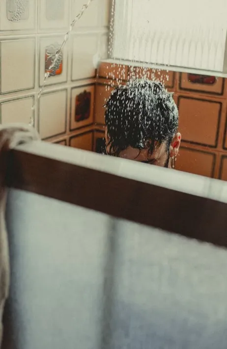 В завершениекупания под душем голову рекомендуется смочить холодной водой В завершение купания под душем голову рекомендуется смочить холодной водой