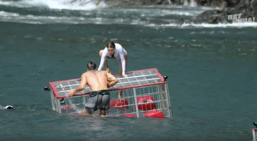 Айза-Лилуна Ай и Степан Кузьменко забираются на клетку Айза-Лилуна Ай и Степан Кузьменко забираются на клетку