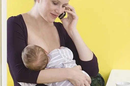 Австралийский паб поддержал матерей, кормящих грудью в кафе