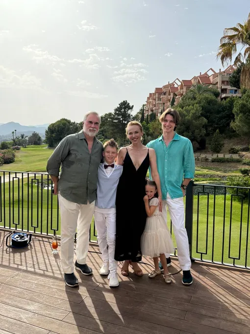 Валерий Меладзе и Альбина Джанабаева с детьми