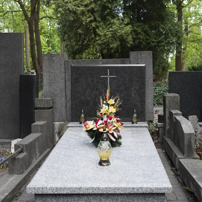 В какой стране люди живут на кладбищах и почему это разрешено законом: видео