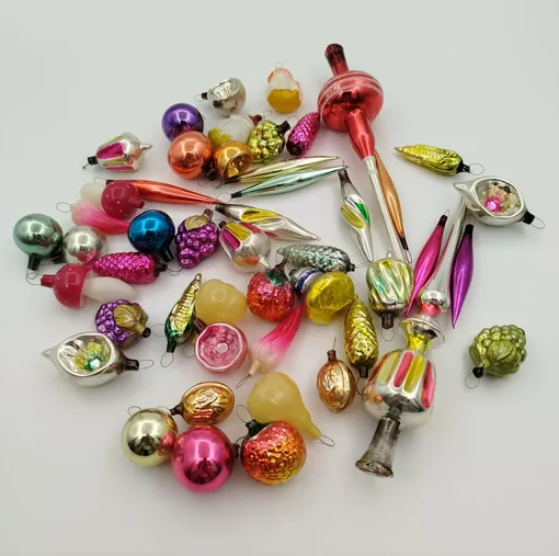 Это не самый первый набор, но тоже достаточно редкий. ёлочные игрушки