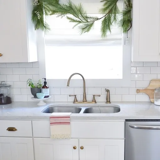 Еловая гирлянда особенно красиво смотрится около окна. Это простой способ украсить своими руками кухню и дом к 2026 году Еловая гирлянда особенно красиво смотрится около окна. Это простой способ украсить своими руками кухню и дом к 2026 году