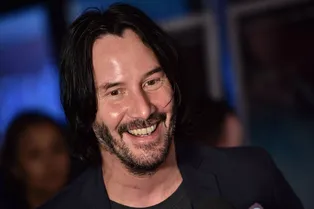 Почему Киану Ривз не трогает поклонниц, с которыми фотографируется? Почему Киану Ривз не трогает поклонниц, с которыми фотографируется?