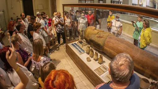 Сотрудница Египетского музея в Каире украла бесценный артефакт и переплавила золото фараонов на ломр Сотрудница Египетского музея в Каире украла бесценный артефакт и переплавила золото фараонов на ломр