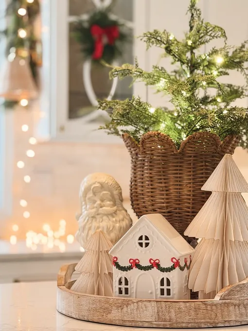 Украсить новогодний стол для встречи Нового года 2026 можно с помощью композиций из хвои .Их просто сделать своими руками. Украсить новогодний стол для встречи Нового года 2026 можно с помощью композиций из хвои .Их просто сделать своими руками.