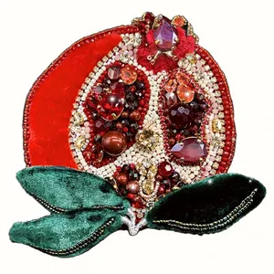 Брошь с кристаллами и бисером Брошь с кристаллами и бисером