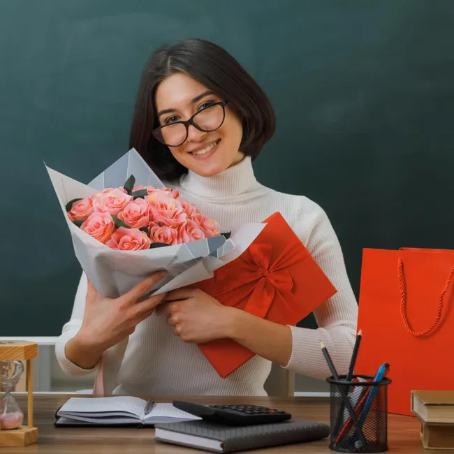 Что подарить воспитателю и учителю на 8 марта 2026 до 1500 рублей: 20 идей