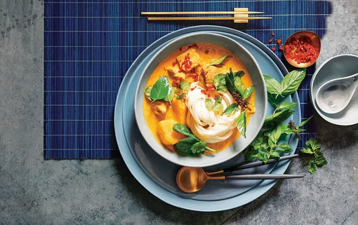 Тайский карри-суп с лапшой Тайский карри-суп с лапшой