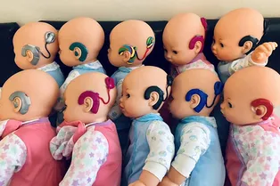 Женщина делает кукол для детей с особенностями