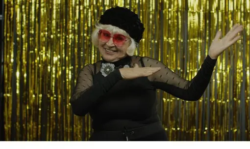пожилая женщина танцует