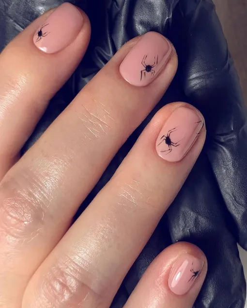 Маникюр на Хеллоуин 2025 с пауками