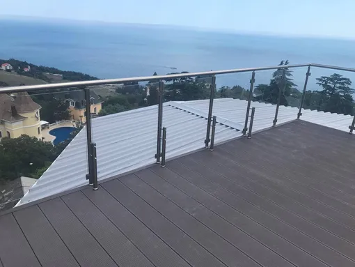 Терраса из ДПК со стеклянными ограждениями Терраса из ДПК со стеклянными ограждениями