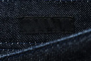 Парня в костюме из липучек запустили из катапульты, чтобы проверить, прилипнет ли он к тканевой стене