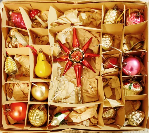 Яркие ретро украшения снова в тренде. Красные оттенки усиливают огненную энергетику символа 2026 года Огненной Лошади, поэтому, чтобы привлечь удачу в Новом году елку лучше оформить в этих цветах.