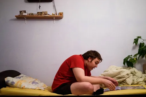 В своей комнате Женя изучает календарь. Фото: Алина Иноземцева для ТД В своей комнате Женя изучает календарь. Фото: Алина Иноземцева для ТД