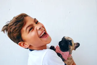 Мальчик шьёт бабочки для бездомных собак, чтобы они быстрее нашли хозяев