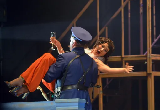 Сцена из спектакля «Чудесный грузин» бузова мхат