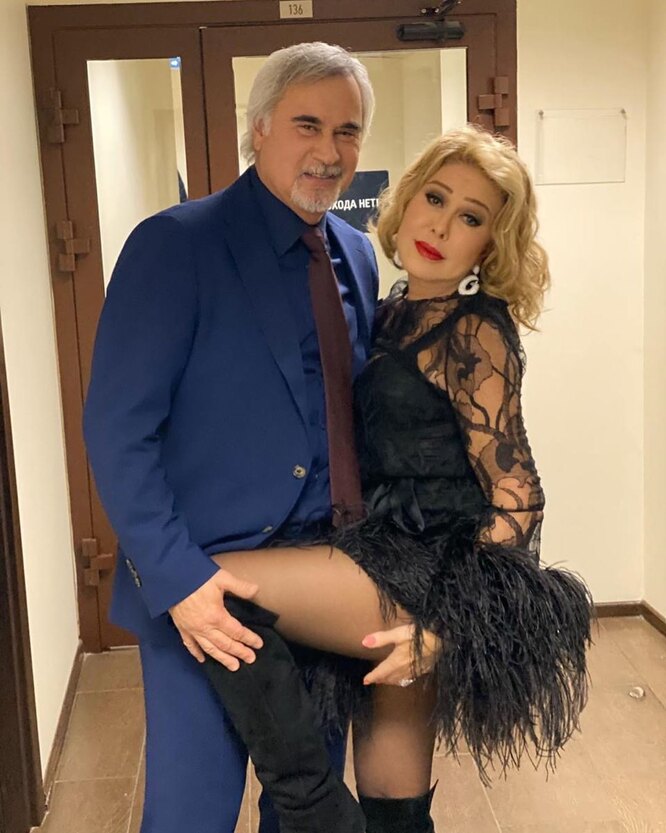 Шоқшасы бар, кеудесі бар қыз