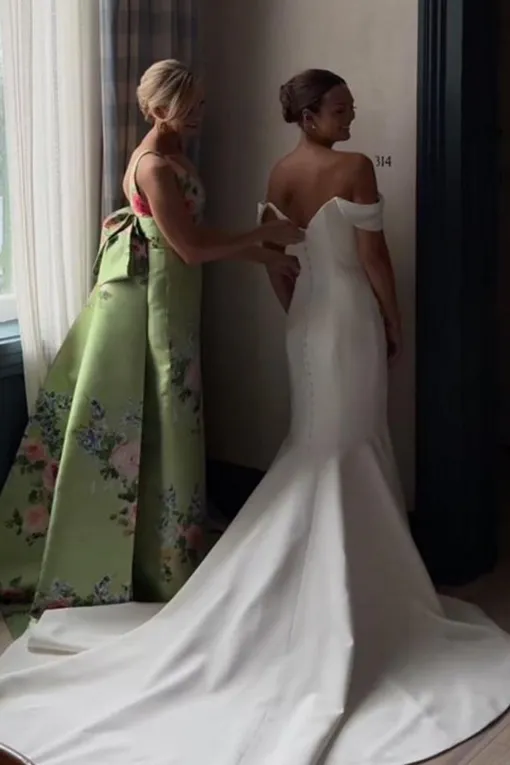 Лори и Аманада Девитт в примерочной Лори и Аманада Девитт в примерочной