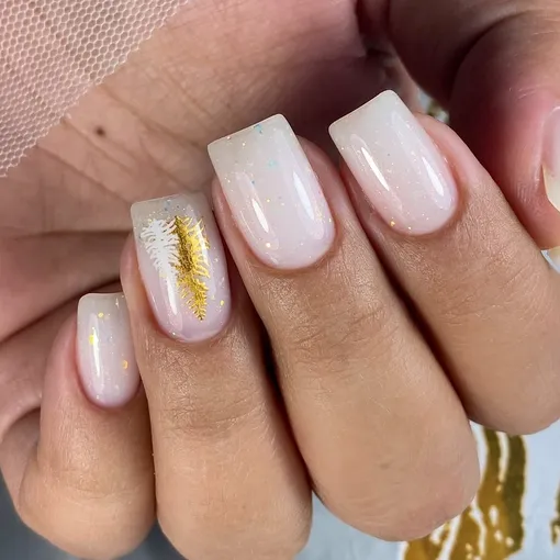 Золотая и белая елки на акцентном ногте создадут праздничный и аккуратный новогодний маникюр.