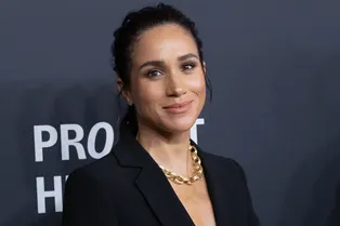 Строгий костюм и золотое ожерелье: Меган Маркл вышла в свет с принцем Гарри, который схватил её за ягодицу Строгий костюм и золотое ожерелье: Меган Маркл вышла в свет с принцем Гарри, который схватил её за ягодицу