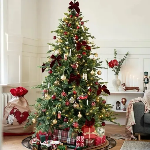 Елка с красными игрушками и украшение гостиной в красно-зеленой гамме точно понравятся Огненной Лошади и принесет деньги и удачу в Новом году 2026. Елка с красными игрушками и украшение гостиной в красно-зеленой гамме точно понравятся Огненной Лошади и принесет деньги и удачу в Новом году 2026.