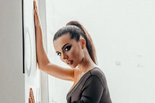 Анна Седокова опубликовала фотографию с очень большими губами. Подписчики гадают, в чем секрет Анна Седокова опубликовала фотографию с очень большими губами. Подписчики гадают, в чем секрет