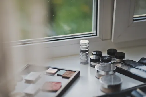 14 вещей, которые нельзя хранить на подоконнике фото