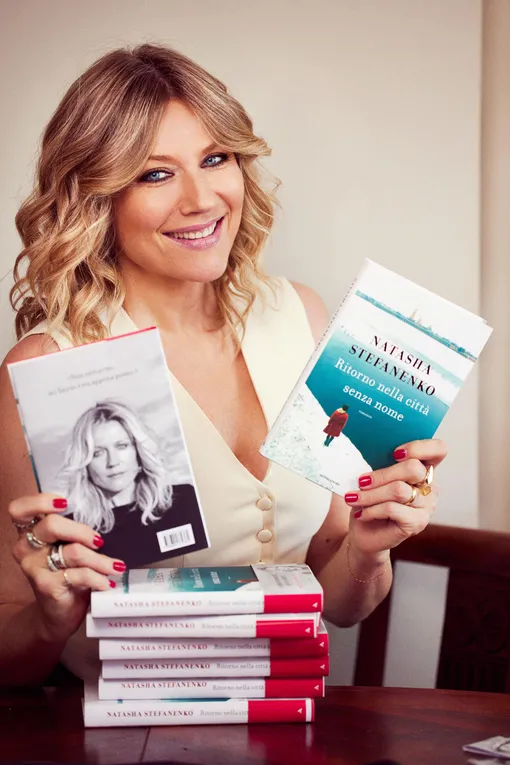 Наталья Стефаненко со своей книгой в 2020 году Наталья Стефаненко со своей книгой в 2020 году