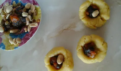 Внутрь теперь нужно положить начинку. Либо орешек, либо варёную сгущёнку (но очень густую) - кофейную ложечку.