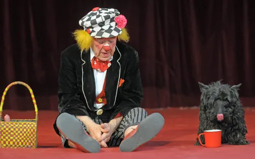 Олег Попов с собакой во время выступления в цирке