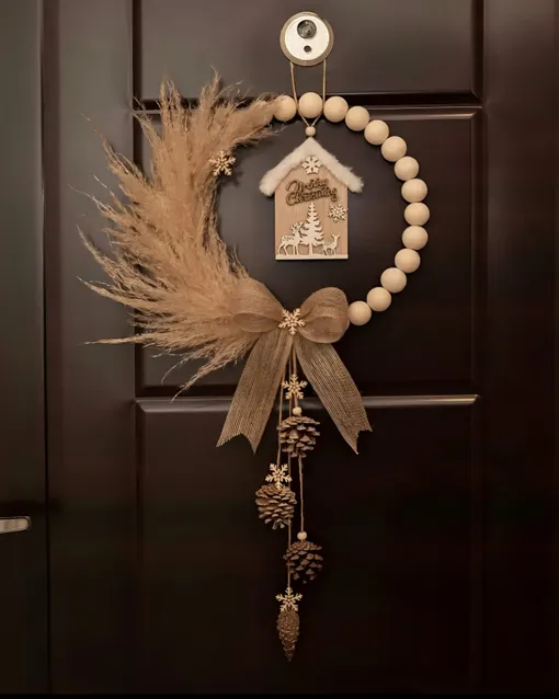 Крупные бусины могут также стать основой для рождественского венка