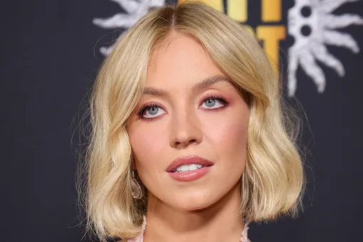 Сидни Суини в прозрачном платье довела зал до слёз своей речью