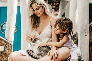 Милые захватчики: молодая мать поселилась в чужом гараже и привела туда детей