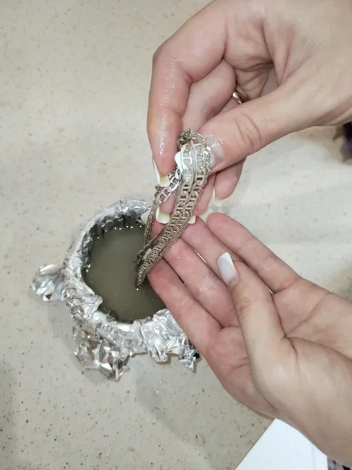 Простой способ чистки серебряных украшений: алюминиевая фольга, горячая вода и пищевая сода