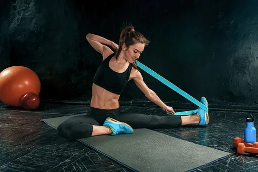 5 простых и эффективных упражнений с фитнес-лентой 5 простых и эффективных упражнений с фитнес-лентой