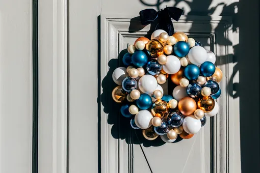 как украсить двери к новому году